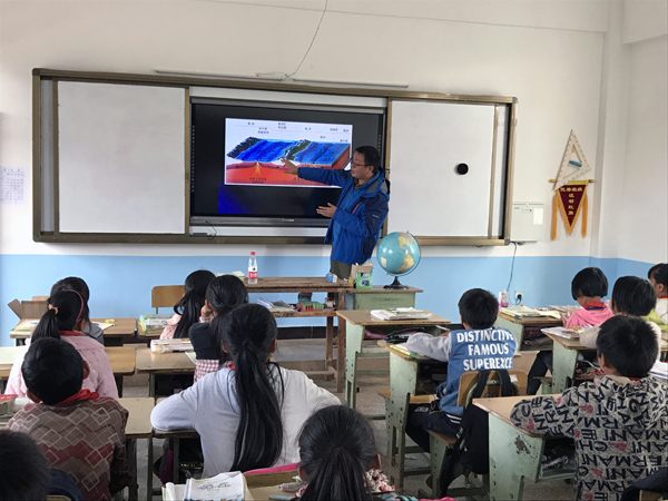 讲解地球科学知识.JPG