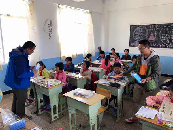 向参与活动同学们赠送文具.JPG