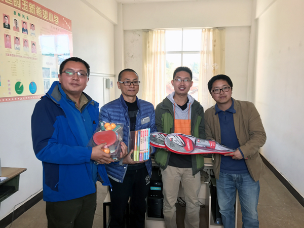 向学校捐赠课外书及体育器械.JPG