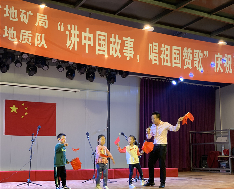 曾剑峰  独唱《红旗飘飘》.jpg