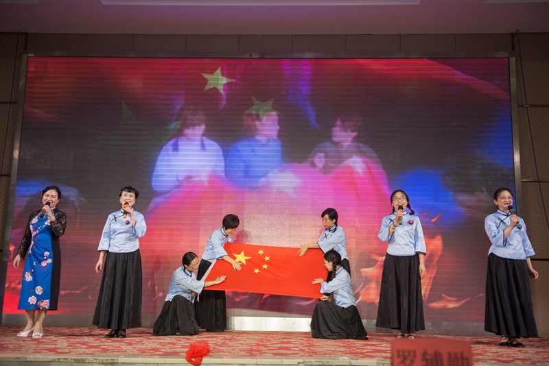 演唱《绣红旗》_副本.jpg